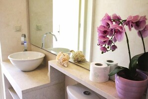 Villa, plusieurs lits, non-fumeurs, vue mer | Salle de bain | Sèche-cheveux, bidet, serviettes fournies