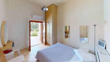 5 bedrooms, desk, iron/ironing board, free WiFi