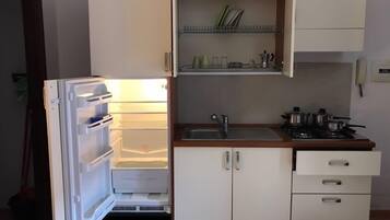 Double Room, Kitchenette | Private kitchenette | Full-size fridge, stovetop, cookware/dishes/utensils