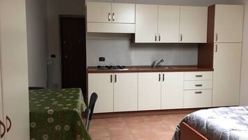 Frigorifero con congelatore, piano cottura, pentole/stoviglie/utensili