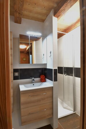 Habitación cuádruple familiar (Pierra Menta) | Baño | Regadera, secadora de cabello, toallas 