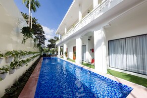 Outdoor pool, pool umbrellas - Avon Hotel (Hue)