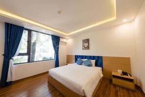 Deluxe-Doppelzimmer, Poolblick | Minibar, Schreibtisch, schallisolierte Zimmer, kostenloses WLAN