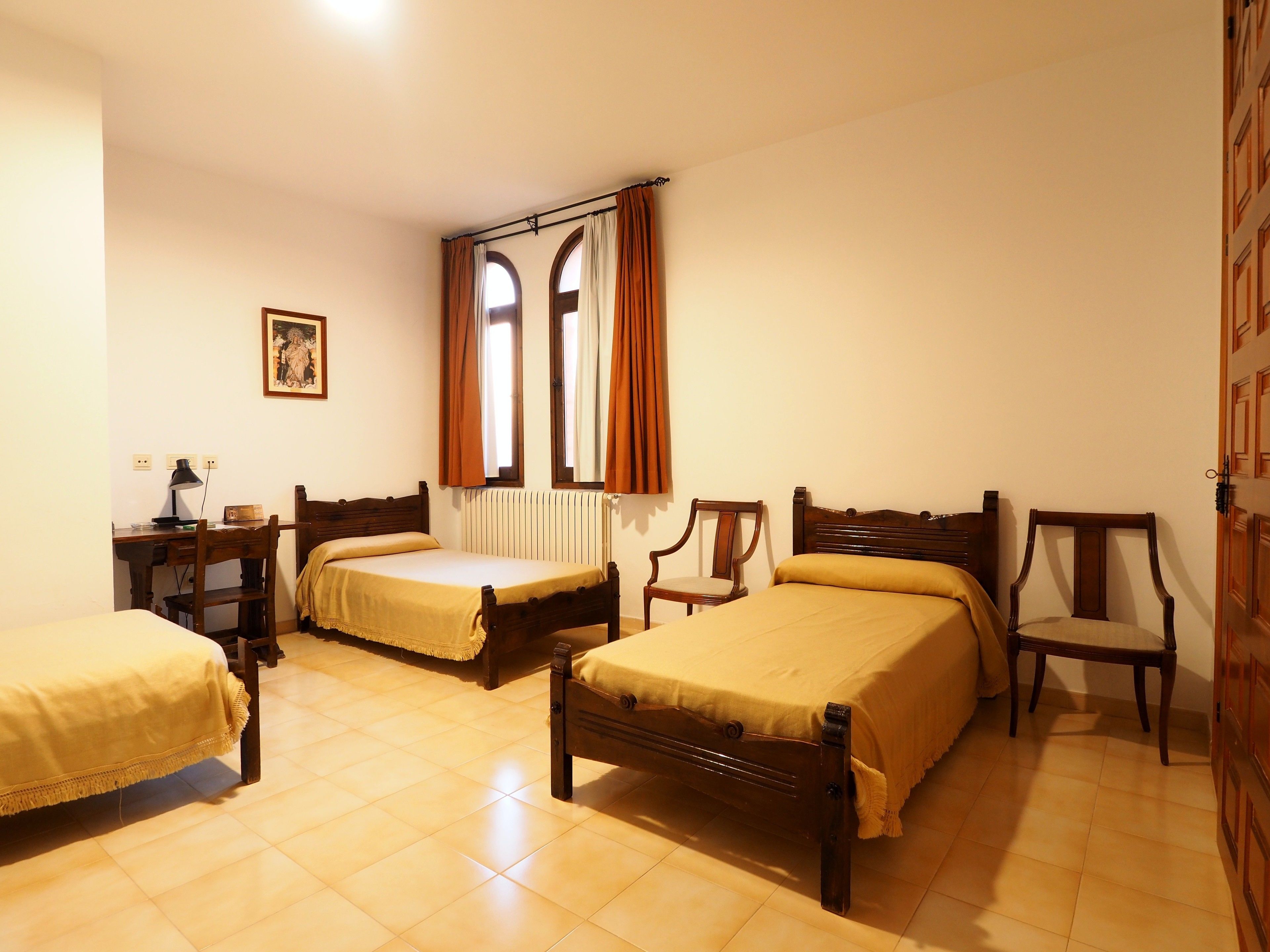 Driepersoonskamer | Een bureau, verduisterende gordijnen, extra bedden (toeslag)