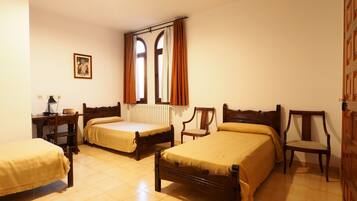 Bureau, rideaux occultants, lits pliants/supplémentaires, Wi-Fi gratuit