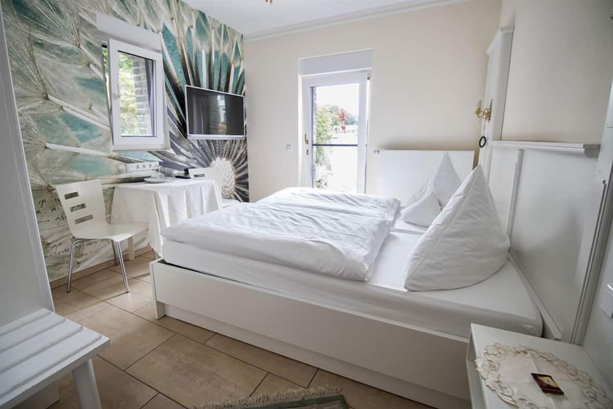 Double Room | Desk, WiFi (free), bed sheets
