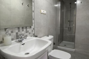 Baignoire relaxante profonde, sèche-cheveux, serviettes fournies