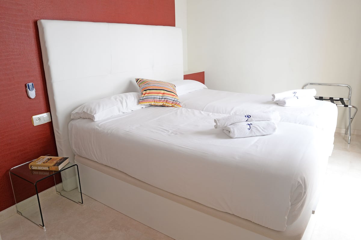 Desk, soundproofing, cribs (surcharge), WiFi (free)