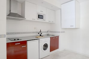 Großer Kühlschrank, Mikrowelle, Ofen, Herdplatte