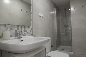 Deep soaking tub, hair dryer, towels - Apartamentos Paloma 3000 (Granada)