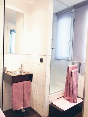 Habitación Doble Pequeña | Badezimmer | Dusche, Handtücher
