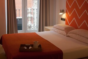 Habitación Doble Grande o 2 Individuales | 1 bedroom, individually decorated, individually furnished, free WiFi - Santa Ana Colors (Madrid)