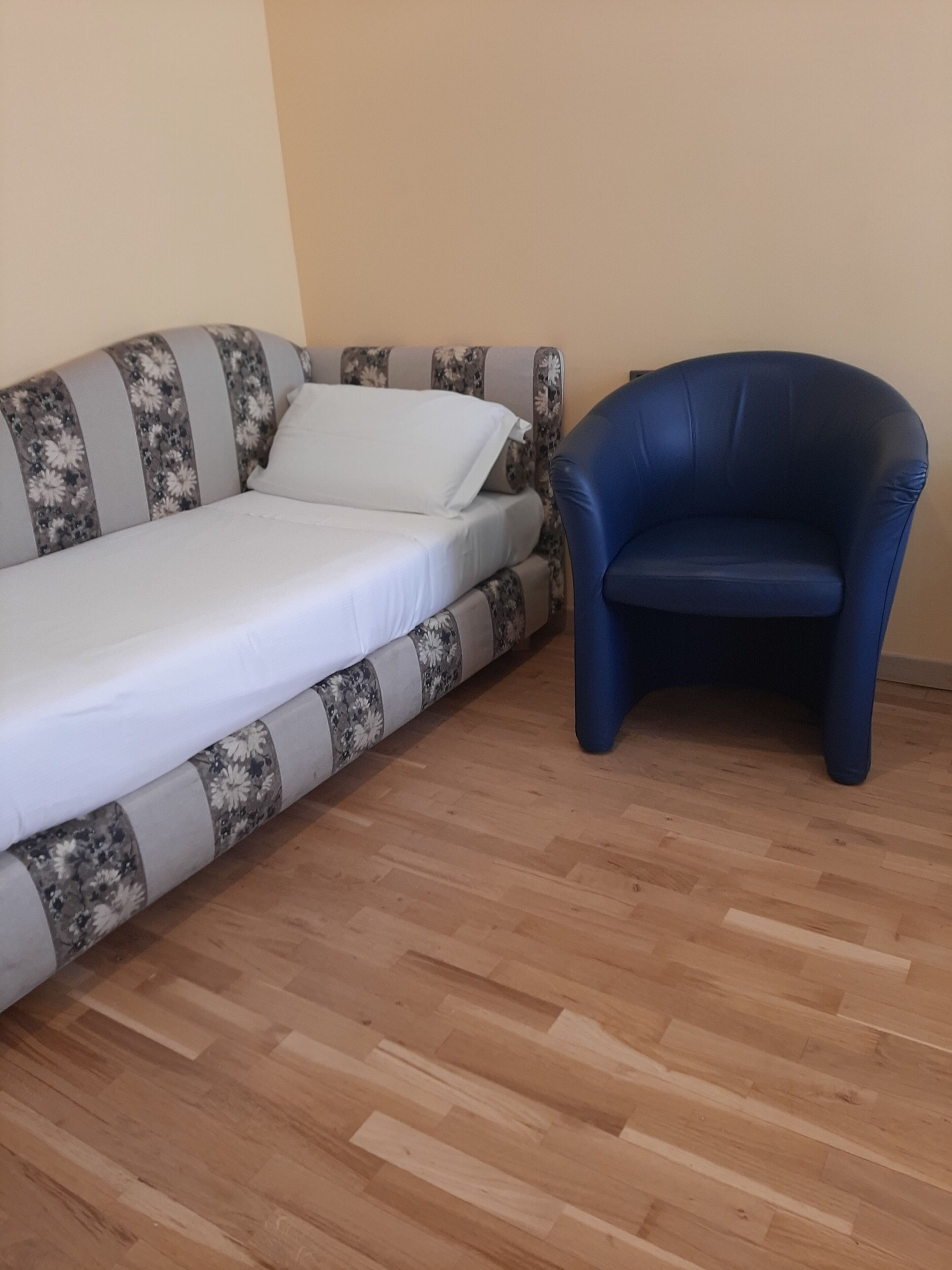 triple room, multiple beds, non smoking | minibar, in-room safe, desk, soundproofing