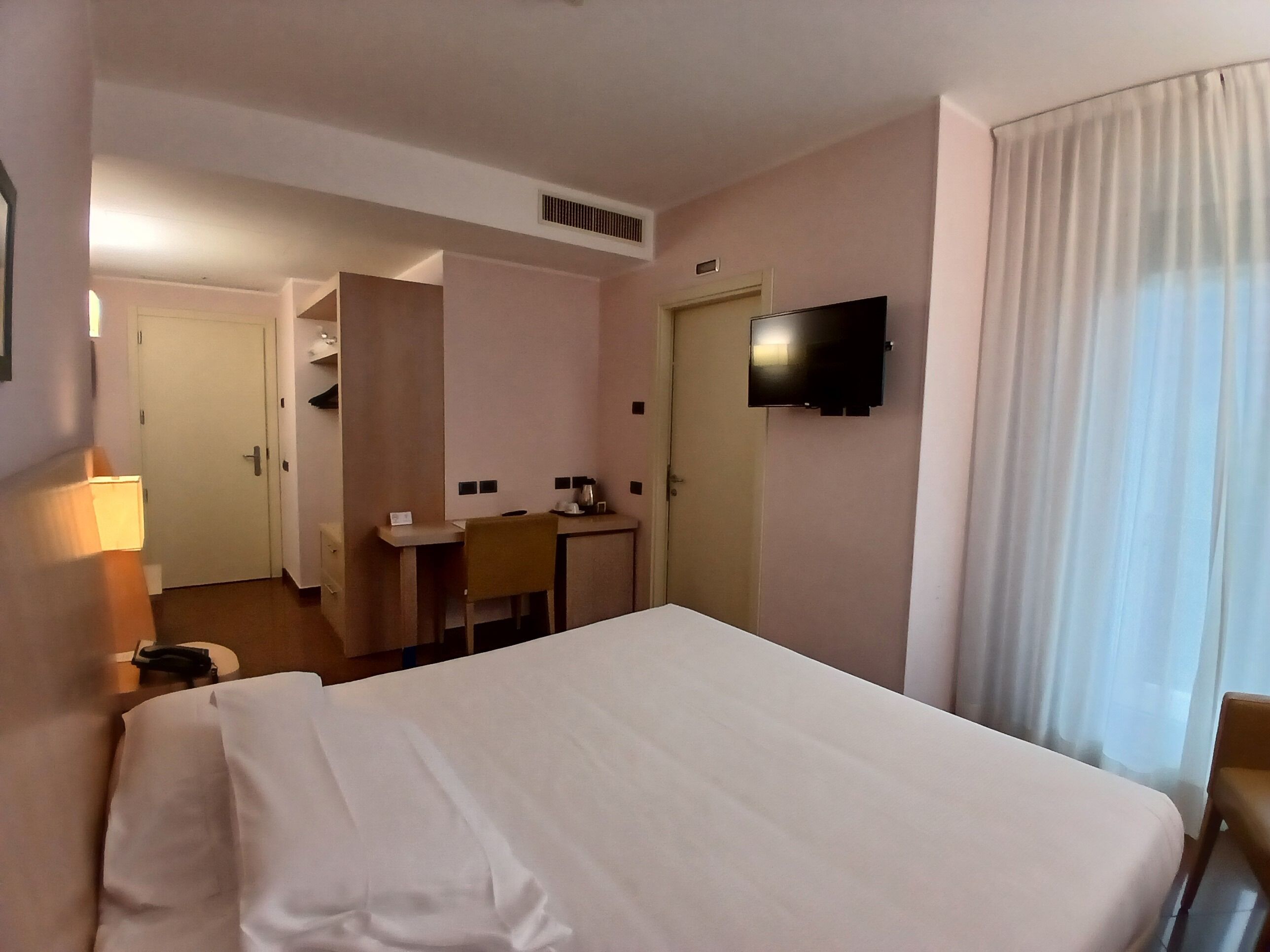 Comfort Double or Twin Room, Non Smoking | Minibar, in-room safe, desk, soundproofing