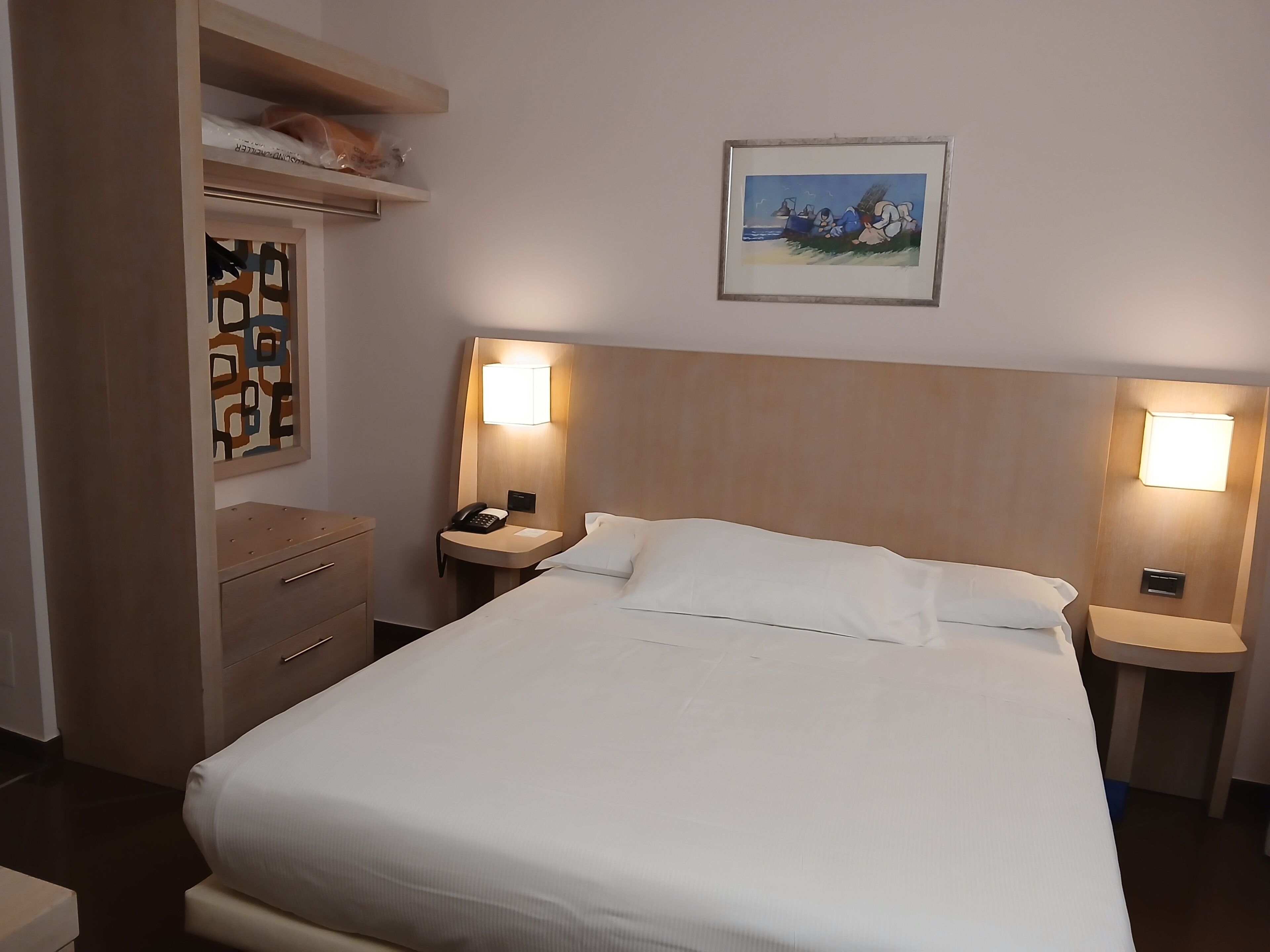 Standard Double or Twin Room, Non Smoking | Minibar, in-room safe, desk, soundproofing