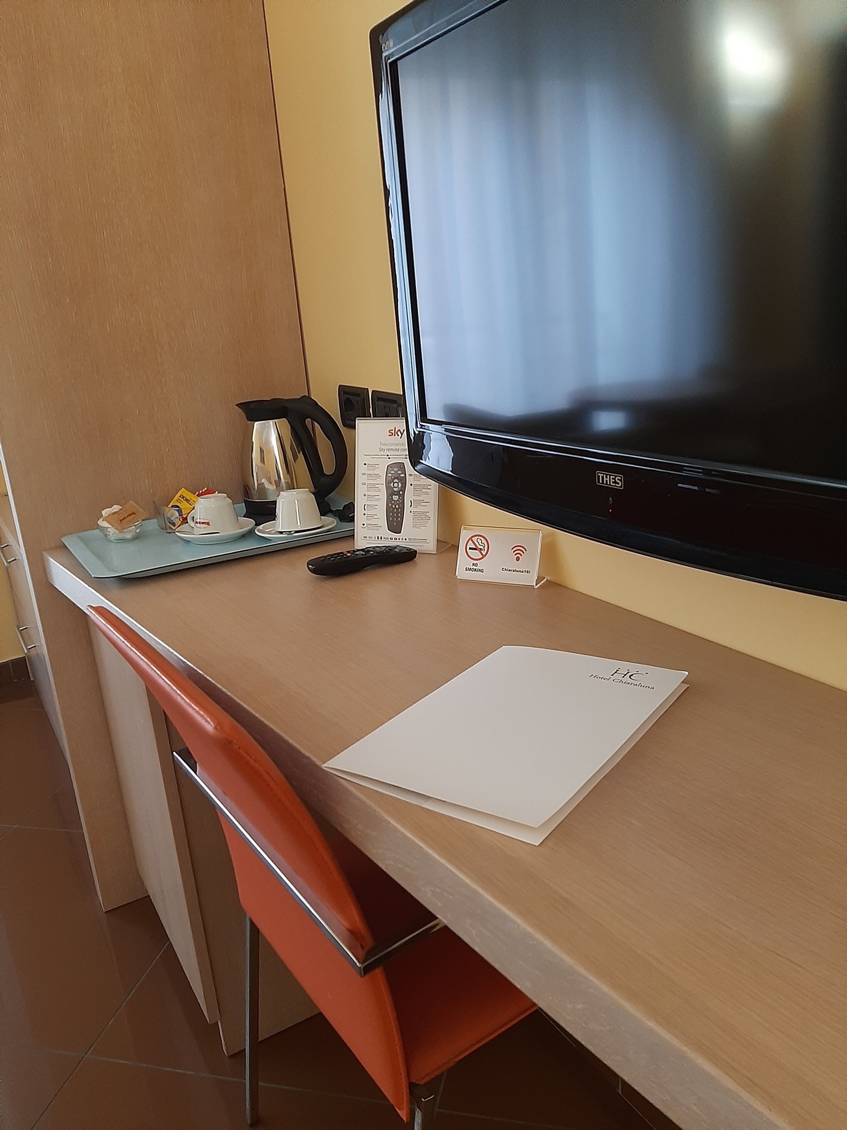 comfort double room, 1 queen bed, non smoking | minibar, in-room safe, desk, soundproofing