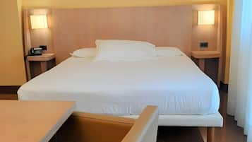 Comfort-Doppelzimmer, 1 Queen-Bett, Nichtraucher | Minibar, Zimmersafe, Schreibtisch, schallisolierte Zimmer