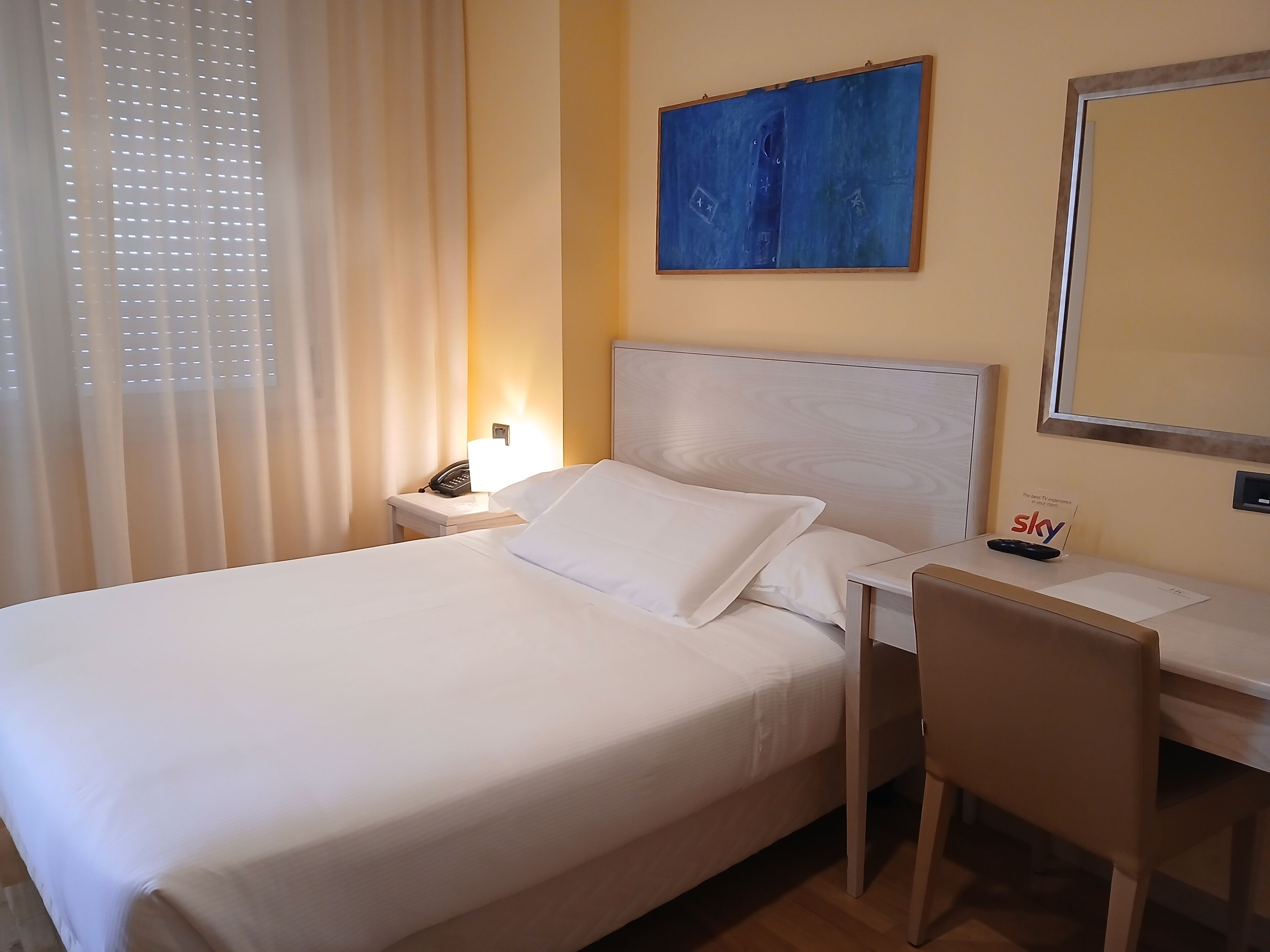 Single Room, 1 Large Twin Bed, Non Smoking | Minibar, in-room safe, desk, soundproofing