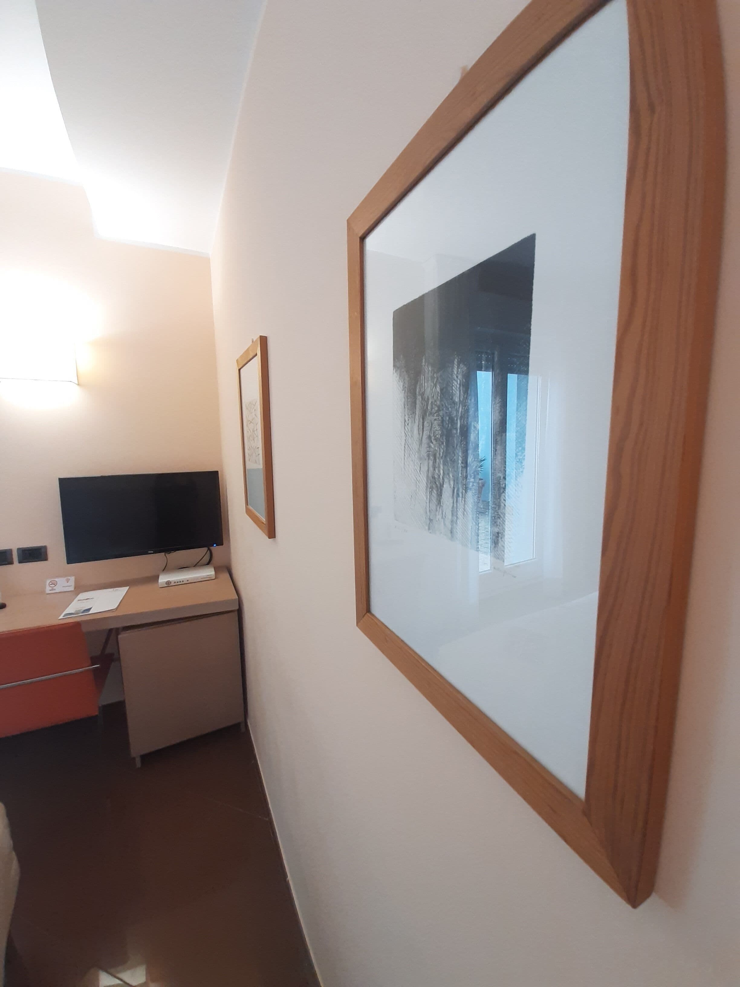 double room, 1 queen bed, non smoking | minibar, in-room safe, desk, soundproofing