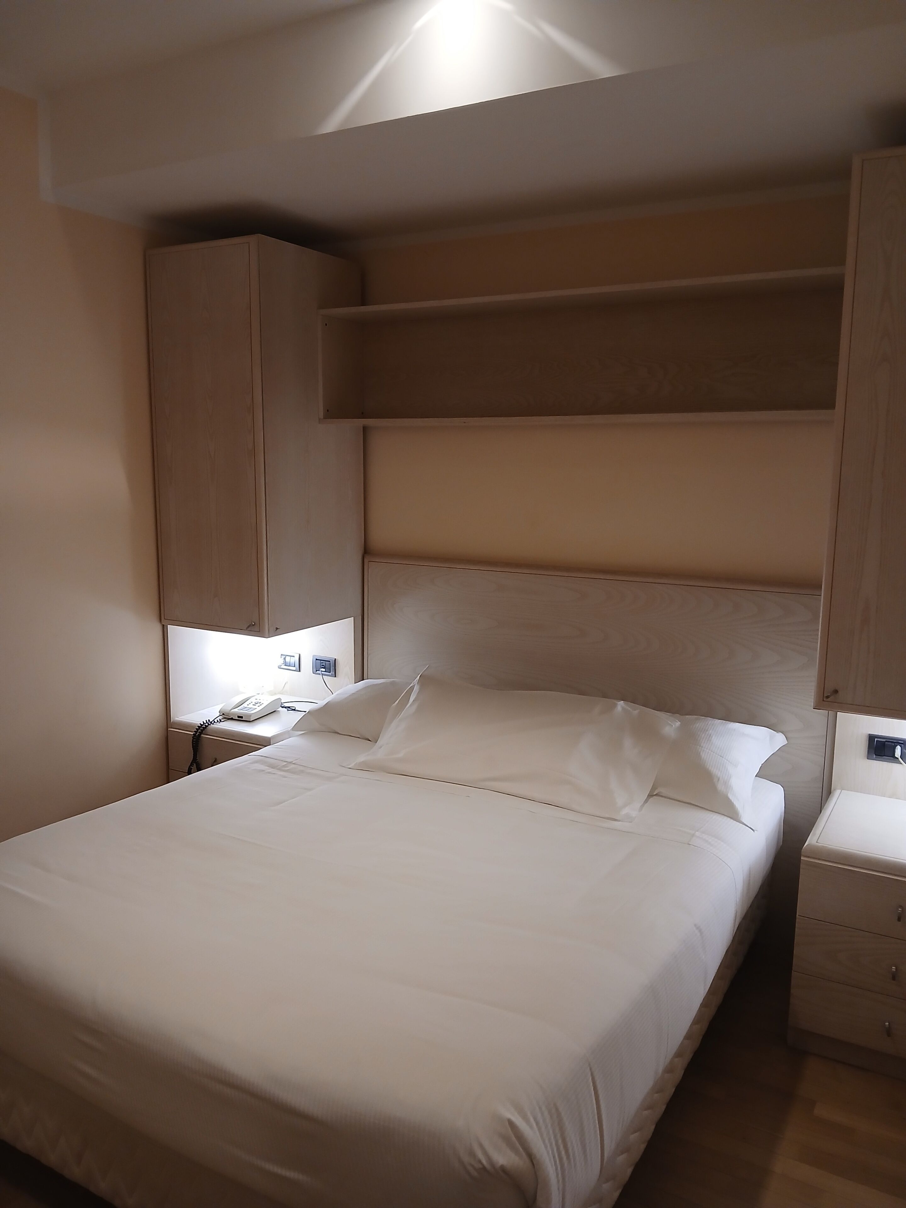 Economy Double Room, 1 Queen Bed, Non Smoking | Minibar, in-room safe, desk, soundproofing