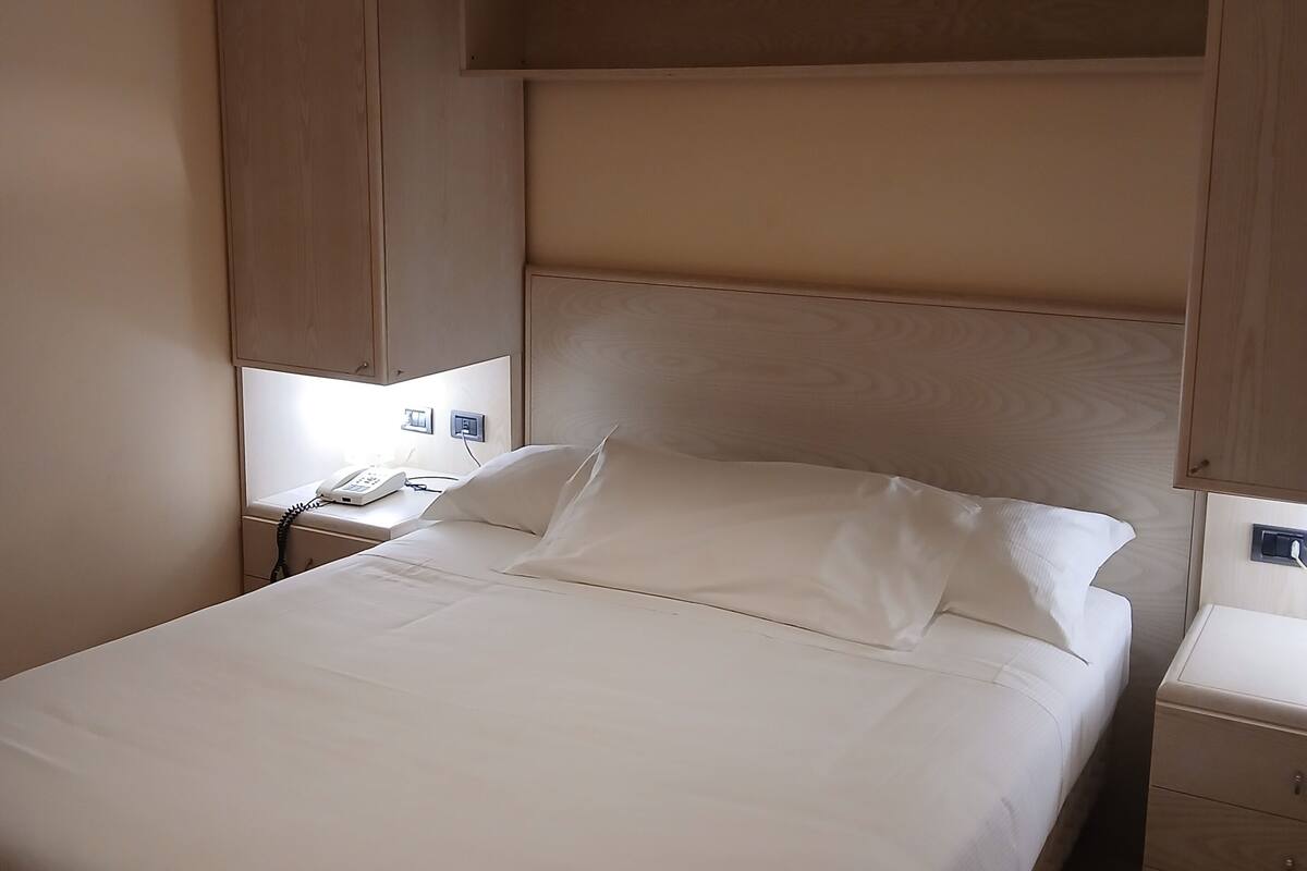 Economy Double Room, 1 Queen Bed, Non Smoking | Minibar, in-room safe, desk, soundproofing