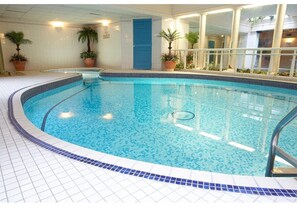 Appartement Penthouse, salle de bain privée (Red Lea Penthouse Spa) | Piscine intérieure | Piscine intérieure, accÚs possible de 7 h 30 à 20 h, chaises longues