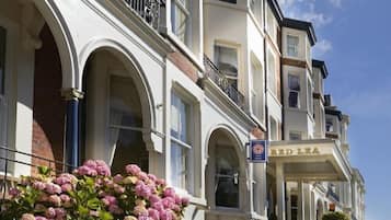 Kattohuoneisto, oma kylpyhuone (Red Lea Penthouse Spa) | Majoituspaikan sisäänkäynti