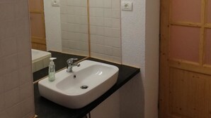 City Apartment | Bathroom | Bathtub, deep-soaking bathtub, free toiletries, hair dryer - By the Black Church Apartment (Brasov)