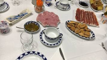 PÀivittÀinen mannermainen aamiainen (5 EUR per henkilö)