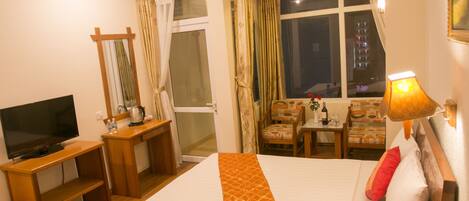 Deluxe-Doppelzimmer, 1 Schlafzimmer, Balkon, Stadtblick | 1 Schlafzimmer, Minibar, Zimmersafe, Schreibtisch