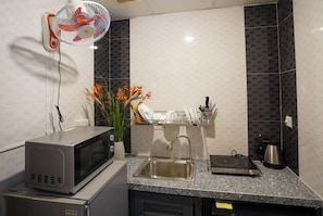 Deluxe Apartment, Balcony, City View | Private kitchen