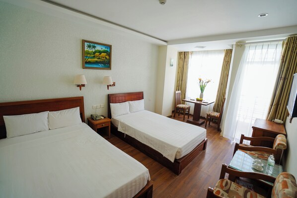 Appartamento Deluxe, balcone, vista città | Minibar, una cassaforte in camera, una scrivania, tende oscuranti