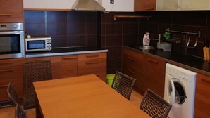 Appartement, uitzicht op heuvels | Dineren in de kamer