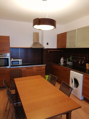 Apartamento, vista para a colina | Opções para refeição no quarto