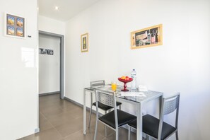 Appartement, 1 chambre | Cuisine privée | Réfrigérateur, four à micro-ondes, surface de cuisson, cafetière-théière