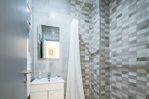 Apartment, 1 Schlafzimmer | Badezimmer | Dusche, Haartrockner, Handtücher, Shampoo