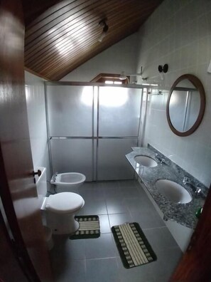 Casa familiar, varias camas, para fumadores | Baño | Regadera y regadera tipo lluvia