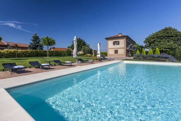 Hồ bơi ngoài trời, dù/ô trên bãi biển/hồ bơi, ghế dài tắm nắng 