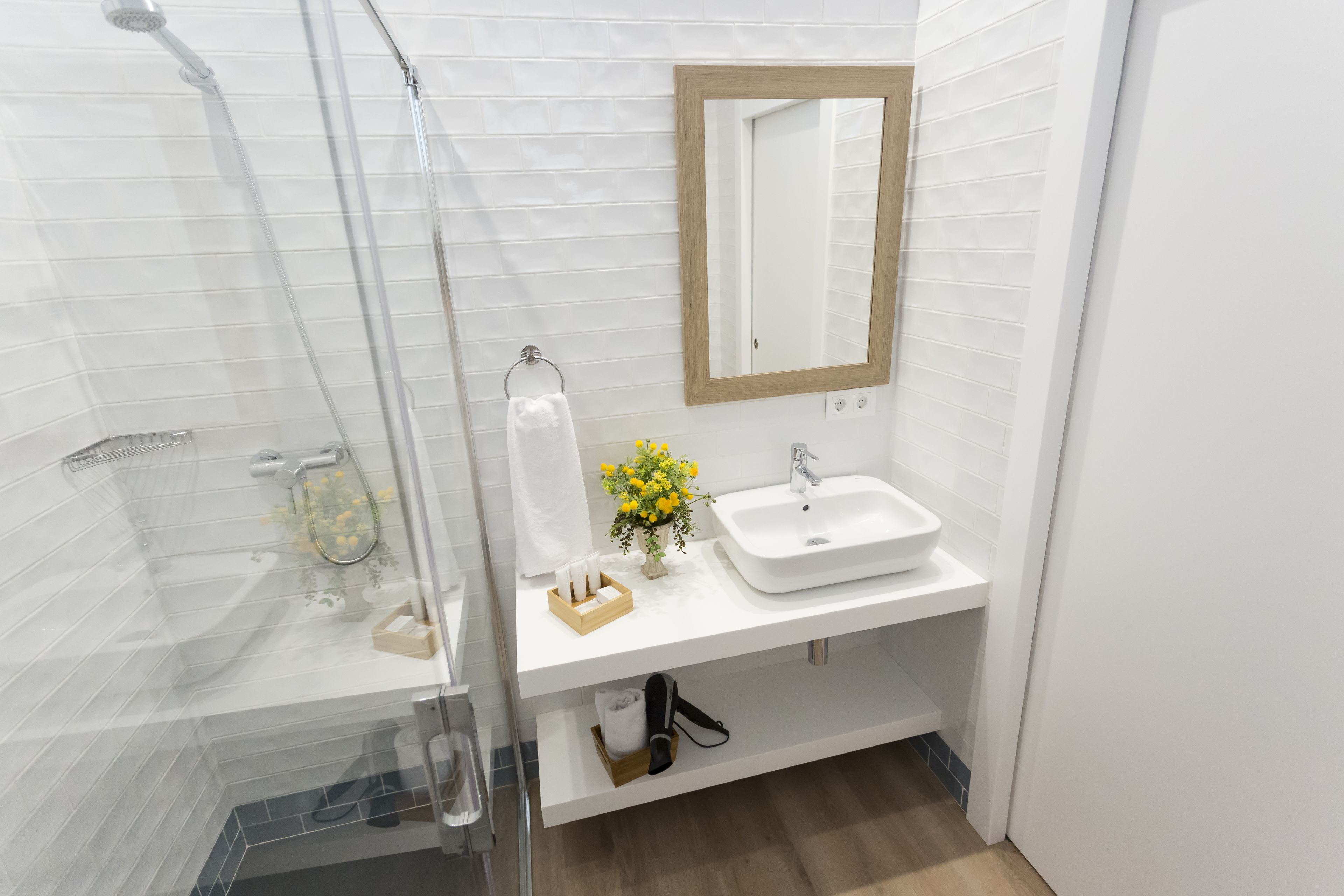 Douche, articles de toilette gratuits, sèche-cheveux