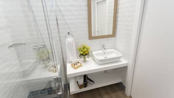 Douche, articles de toilette gratuits, sĂšche-cheveux