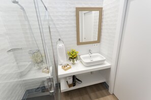 Shower, free toiletries, hair dryer, towels - Casa de la Merced Suites (Málaga)