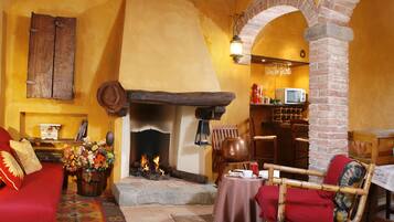 Appartamento Classic, 2 camere da letto, terrazzo, al piano terra | Area soggiorno | TV a schermo piatto, caminetto