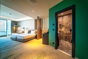 Minibar, Schreibtisch, Bügeleisen/Bügelbrett, kostenlose Babybetten
