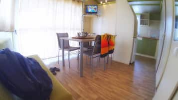Chalet, 3 Schlafzimmer, Nichtraucher | Essbereich im Zimmer