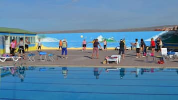 Utomhuspool, parasoller och solstolar