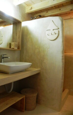 Deluxe-Suite | Badezimmer | Dusche, Designer-Toilettenartikel, Haartrockner, Bademäntel