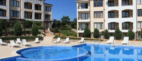 حمّام سباحة خارجي موسمي