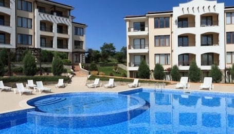 Una piscina al aire libre de temporada