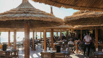 2 restaurants, breakfast, lunch, dinner served; seafood