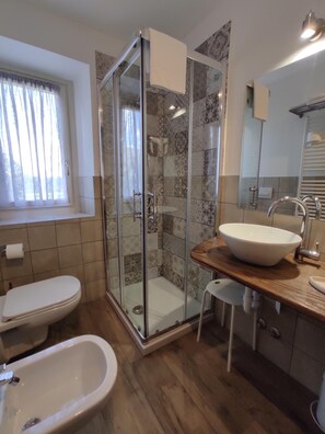 Articles de toilette gratuits, sèche-cheveux, bidet, serviettes fournies